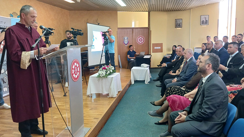 ИСТОЧНО САРАЈЕВО, 6. ЈУНА /СРНА/ - Машински факултет Универзитета у Источном Сарајеву промовисао је данас шест мастера и 22 дипломирана инжењера машинства, у оквиру обиљежавања 30 година постојања и 65 година традиције високошколског образовања у области машинске струке.	

