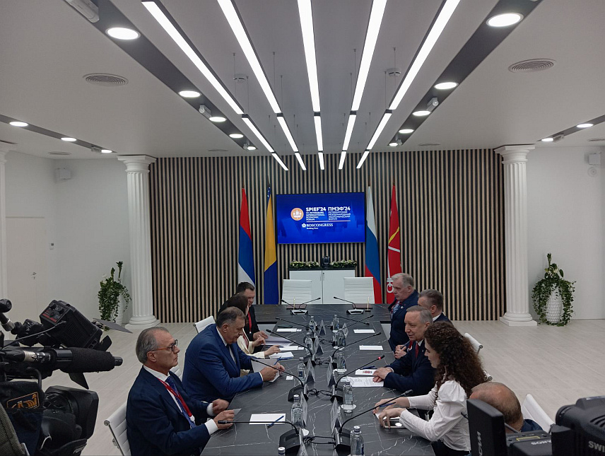 САНКТ ПЕТЕРБУРГ, 6. ЈУНА /СРНА/ - Предсједник Републике Српске Милорад Додик разговара у Санкт Петербургу са губернатором овог града Александром Бегловом, јавио је извјештач Срне.