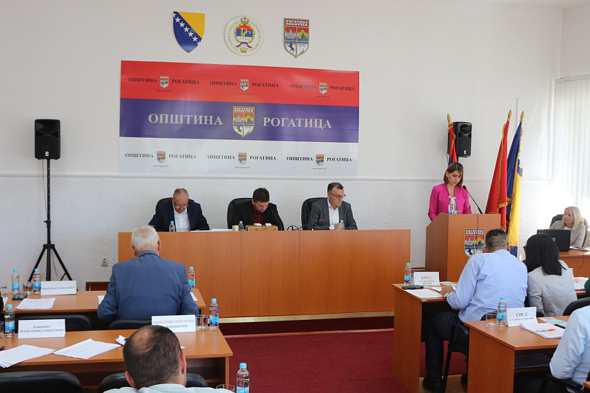 РОГАTИЦА, 6. ЈУНА /СРНА/ - Скупштина општине Рогатица усвојила је данас ребаланс општинског буџета за ову годину према којем ће буџетска средства износити 11.900.000 КМ, што је за 23,96 одсто више од планираних.