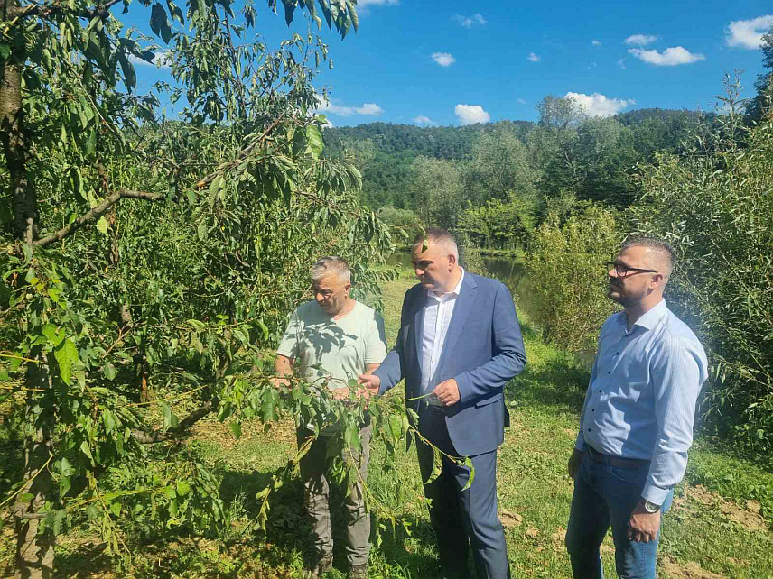 МОДРИЧА/ВУКОСАВЉЕ, 6. ЈУНА /СРНА/ - Министар пољопривреде, шумарства и водопривреде Републике Српске Саво Минић током посјете општинама Модрича и Вукосавље у којима је недавно невријеме начинило штету на пољопривредним усјевима.