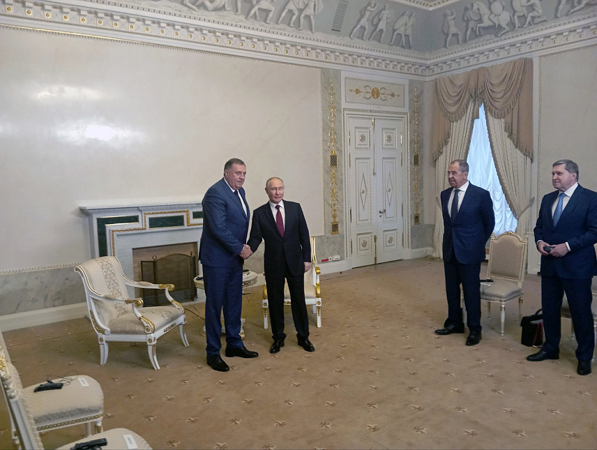 САНКТ ПЕТЕРБУРГ, 6. ЈУНА /СРНА/ - Предсједник Републике Српске Милорад Додик састао се данас у Санкт Петербургу са предсједником Русије Владимиром Путином