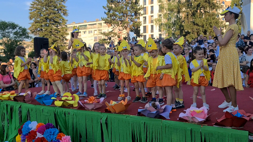 ДОБОЈ, 6. JУНА /СРНА/ - У Добију је вечерас дефилеом око 520 малишана Јавне предшколске установе "Мајке Југовић" почело обиљежавање Дана града - 28.јун.