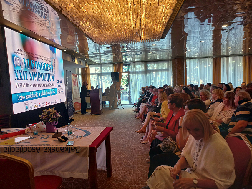 БАЊАЛУКА, 6. ЈУНА /СРНА/ - Континуирана едукација и образовање медицинских сестара и техничара изузетно је важна, како би могли да прате и напредак у медицини, те да савладај у нове технике и технологије у лијечењу пацијената, поручила је вечерас у Бањалуци предсједник Удружења медицинских сестара, техничара и бабица Републике Српске Живана Вуковић Костић.