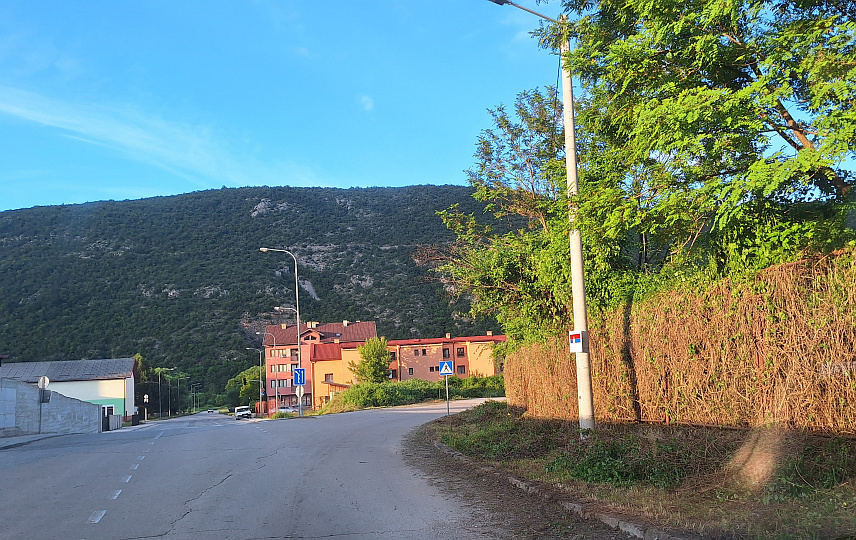 ДРВАР, 6. ЈУНА /СРНА/ - Радници ангажовани на основу уговора општине Дрвар са Федералним заводом за запошљавање активно уређују важне локације на подручју ове локалне заједнице ради безбједности грађана, речено је Срни из општине.