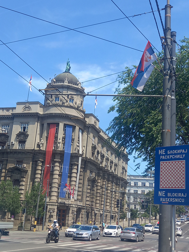 БЕОГРАД, 7. ЈУНА /СРНА/ - Улице и зграде државних институција у Београду од јутрос су украшене тробојкама Србије и Републике Српске поводом предстојећег Првог свесрпског сабора под називом "Један народ, један сабор - Србија и Српска".
