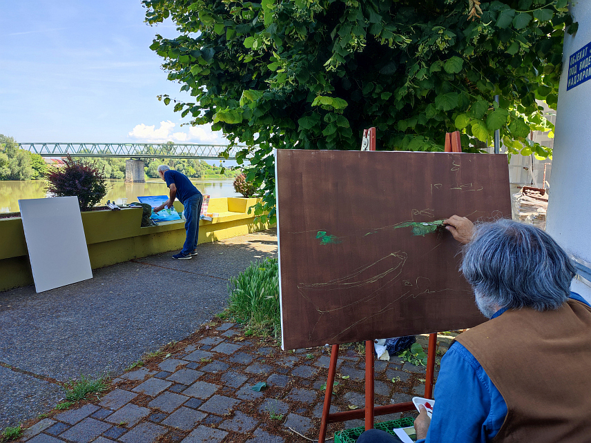ГРАДИШКА, 7. ЈУНА /СРНА/ - Дводневни Атеље на отвореном "Др Борислав Шокчевић", који организује градишки Завичајни музеј, осми пут је на савском кеју у Градишци окупио сликаре из Градишке, Бањалуке и Приједора.