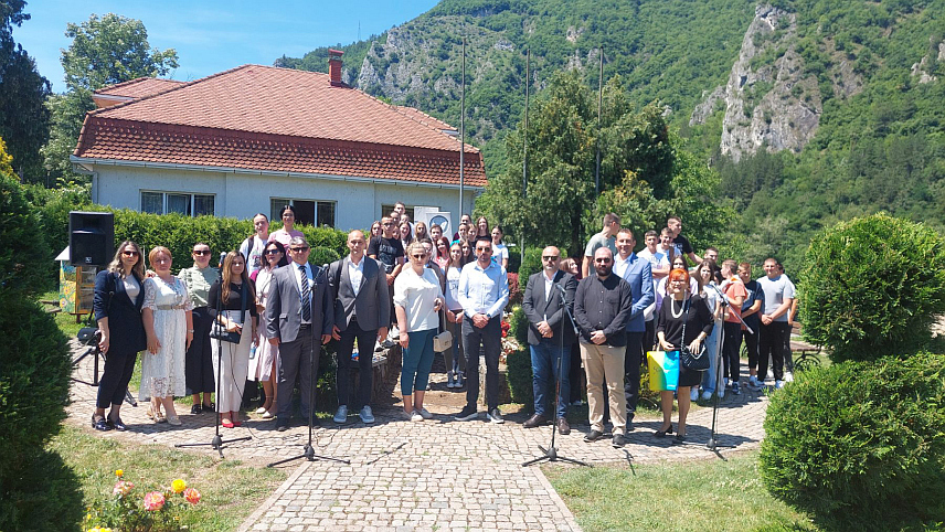 ВИШЕГРАД, 7. ЈУНА /СРНА/ - Рециталом "Не руши мостове", који су извели ученици Средње школе "Иво Андрић", у Вишеграду је почела традиционална манифестација културе "Вишеградска стаза", посвећена Андрићу и његовом дјелу.