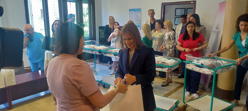 БЕОГРАД, 7. ЈУНА /СРНА/ - Министар породице, омадине и спорта Републике Српске Селма Чабрић и министар за бригу о породици и демографију Србије Милица Ђурђевић Стаменковски посјетиле су данас, у оквиру Свесрпског сабора, Гинеколкошко-акушерску клинику /ГАК/ "Народни фронт" у Београду, гдје су уручени пакетићи за 17 породиља које данас са бебама излазе из болнице.