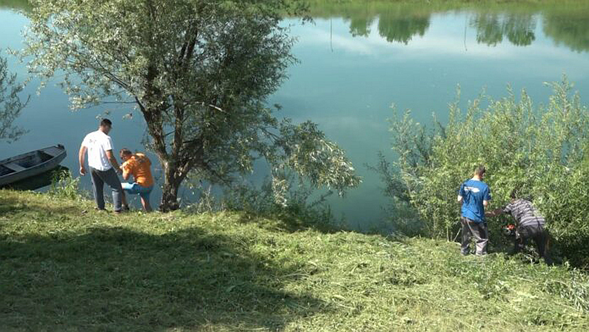 ПРИЈЕДОР, 7. ЈУНА /СРНА/ - Представници предузећа "Комуналне услуге" и Омладинске организације "Чувари Сане" наставили су данас уређење обала Сане и градских купалишта за шта ће из буџета града бити издвојено око 15.000 КМ.