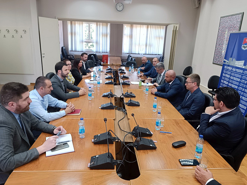 ПРИЈЕДОР, 7. ЈУНА /СРНА/ - Градоначелник Приједора Слободан Јавор данас је у име Фондације за развој града Приједора потписао уговор са представницима Гарантног фонда Републике Српске и Прокредит банке који ће омогућити субвенције и олакшице привредницима.