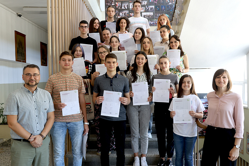 TРЕБИЊЕ, 7. ЈУНА /СРНА/ - Ученицима требињске Гимназије "Јован Дучић" данас су уручени међународно признати сертификати Гете института за положене испите из њемачког језика.