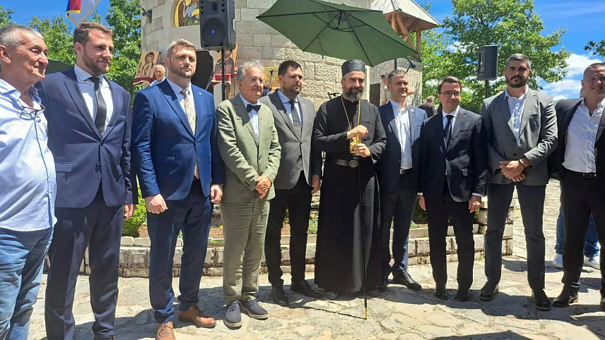 ПОДГОРИЦА, 7. ЈУНА /СРНА/ - На споменик-обиљежје у мјесту Дола код од Плужина данас су положени вијенци у знак сјећања на жртве нацистичког злочина у Пиви.