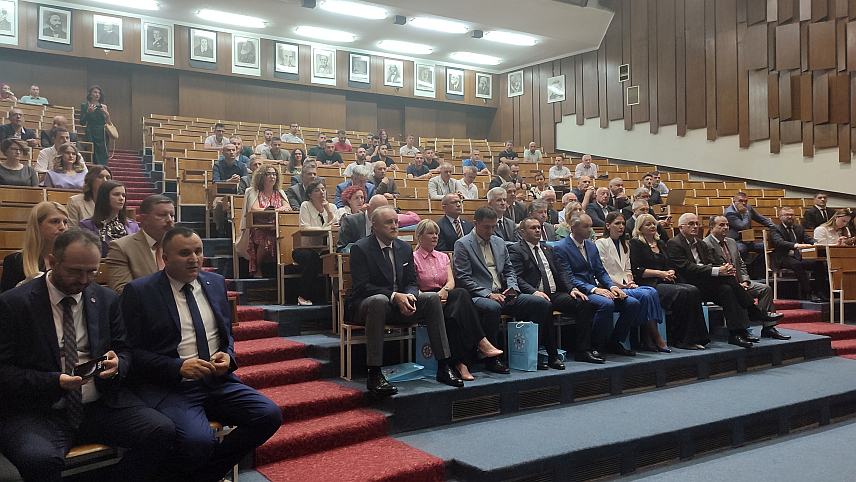 ИСТОЧНО САРАЈЕВО, 7. ЈУНА /СРНА/ - Машински факултет Универзитета у Источном Сарајеву обиљежио је на данашњој свечаној академији 30 година постојања и 65 година традиције високошколског образовања у области машинств.