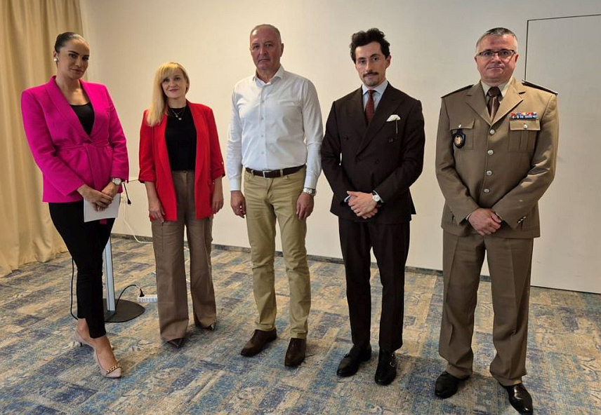 САРАЈЕВО, 7. ЈУНА /СРНА/ - Министар одбране у Савјету министара Зукан Хелез у оквиру званичне посјете Бугарској одржао је састанак са челницима компаније "Тејлс" која се бави производњом радара за контролу неба.