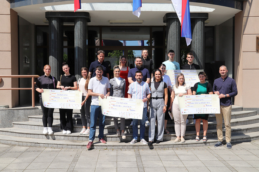 ДЕРВЕНТА, 7. ЈУНА /СРНА/ - Омладинска банка Дервента у сарадњи са Фондацијом "Мозаик" и градом Дервента подржала је реализацију нова четири пројеката неформалних група младих укупне вриједности 10.665 КМ и поводом тога данас су потписани уговори о додјели средстава.