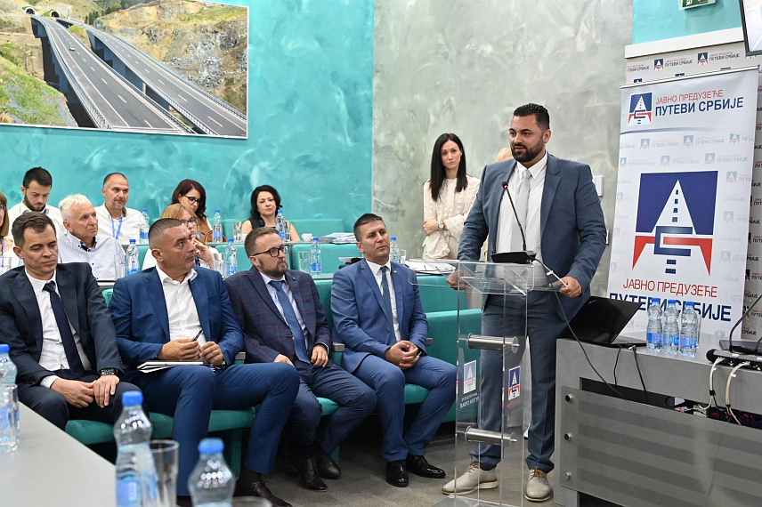 БАЊАЛУКА, 7. ЈУНА /СРНА/ - Представници "Аутопутева Републике Српске", "Путева Републике Српске", те "Путева" и "Коридора Србије" на данашњем састанку у Београду усагласили су важност заједничког покретања нових пројеката, који ће допринијети бољем повезивању, унапређујући транзитне токове робе и људи.