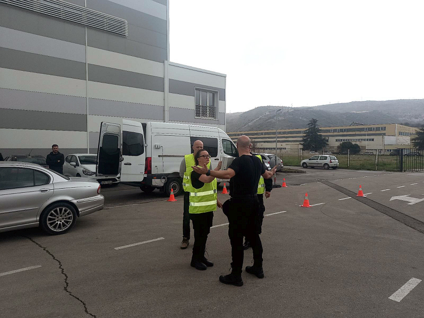 БАЊАЛУКА, 7. ЈУНА /СРНА/ - Службеници Управа за индиректно опорезивање /УИО/ БиХ прошли су обуку за рад на системима за откривање извора радиоактивних материјала уз кориштење мобилних комбија.