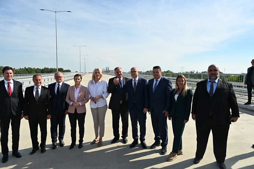 БИЈЕЉИНА, 7. ЈУНА /СРНА/ - Уочи Свесрпског сабора, званичници Републике Српске и Србије састали су се данас на граничном прелазу Сремска Рача гдје ће обићи градилиште новог моста на Сави који је на дионици будућег ауто-пута који Бањалуку спаја са Београдом.