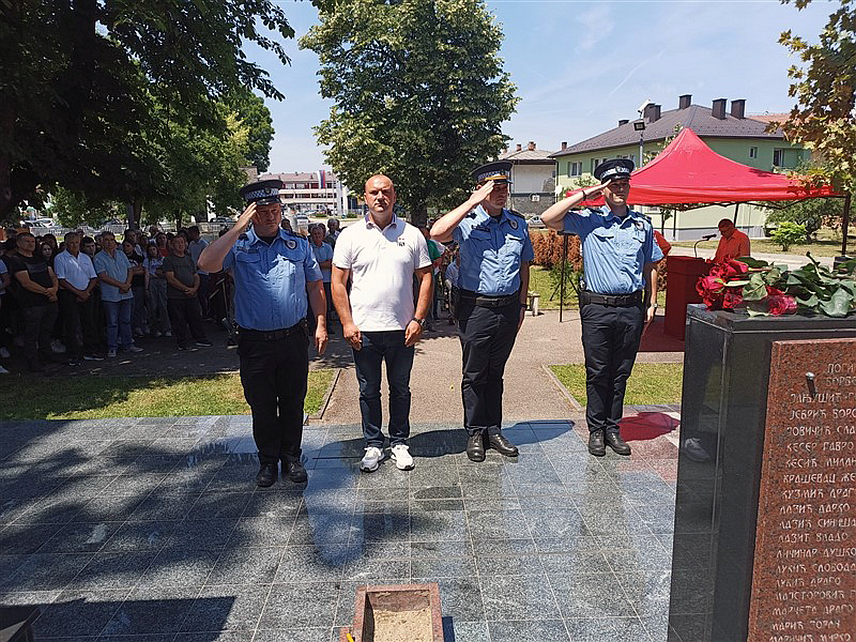 СРБАЦ, 7. ЈУНА /СРНА/ - У организацији Одбора за његовање традиција ослободилачких ратова на подручју општине Србац данас су обиљежене 32 године од формирања Прве србачке лаке пјешадијске бригаде, из чијих редова је животе у Одбрамбено-отаџбинском рату положило 66 бораца, а десеторица се воде као нестали.