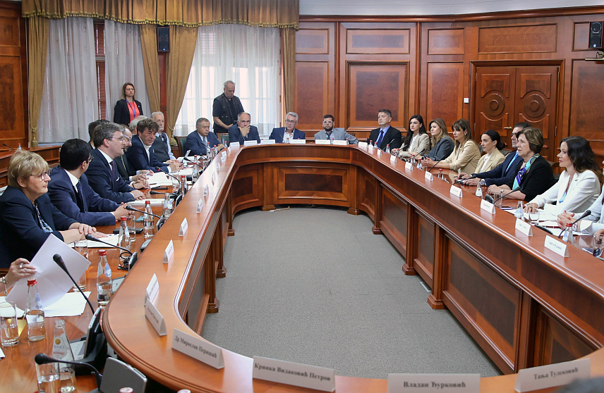 БЕОГРАД, 7. ЈУНА /СРНА/ - Руководиоци културних институција Републике Српске и Србије одржали су данас састанак у Министарству културе Србије у Београду на којем је било говора о заједничким постигнућима, размјени искуства и договору за будућу сарадњу.