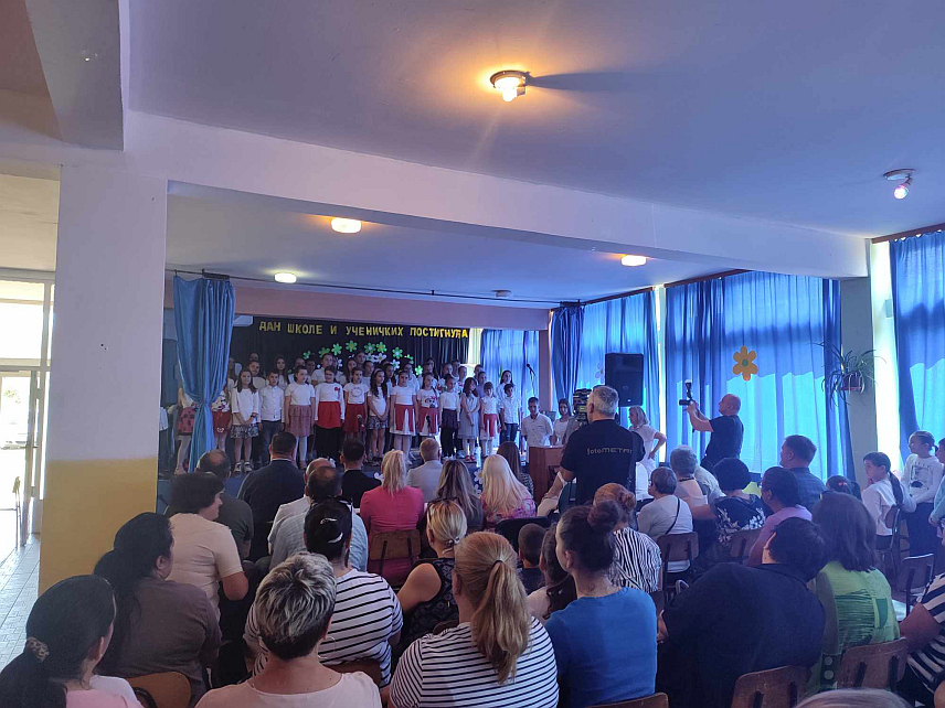 НОВИ ГРАД, 7. ЈУНА /СРНА/ - Ученик генерације у Основној школи "Драган Вујановић" у Сводни код Новог Града је Милица Благојевић која је данас осим овог признања добила и Вукову диплому.