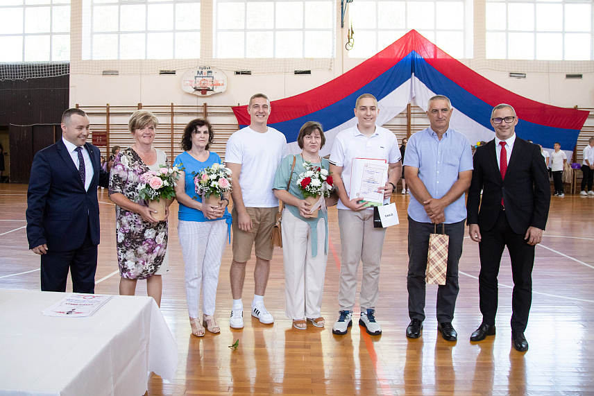 ПРЊАВОР, 7. ЈУНА /СРНА/ - У Основној школи /ОШ/ "Никола Тесла" у Прњавору данас је свечано обиљежен Дан ученичких постигнућа, а за ученика генерације проглашен је Срђан Вукомановић.