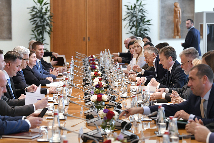 БЕОГРАД, 7. ЈУНА /СРНА/ - Министар саобраћаја и веза Републике Српске Недељко Чубриловић, министар за просторно планирање, грађевинарство и екологију Бојан Випотник и министар информисања и телекомуникација Србије Дејан Ристић.