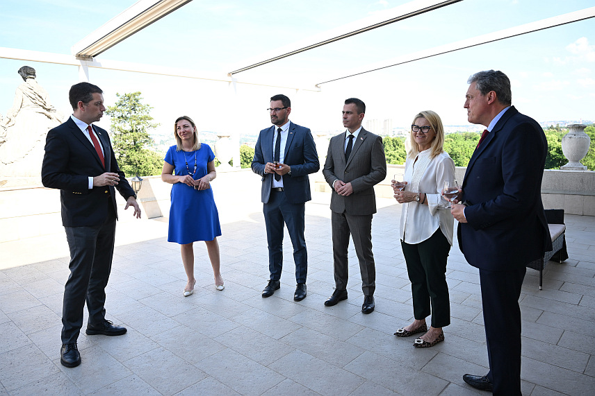 БЕОГРАД, 7. ЈУНА /СРНА/ - Министар за европске интеграције и међународну сарадњу Републике Српске Златан Клокић и министар без портфеља задужен за координацију активности и мјера у области односа Србије с дијаспором Ђорђе Милићевић.