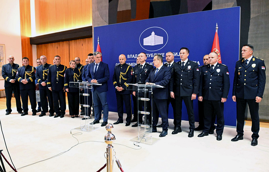 БЕОГРАД, 7. ЈУНА /СРНА/ - Министри унутрашњих послова Србије и Републике Српске Ивица Дачић и Синиша Каран договорили су на заједничкком састанку са представницима полицијских управа Србије и Српске у Београду да МУП Србије у току љетне сезоне упути један или два хеликоптера у Српску који би били стационирани ради реаговања у случају пожара.