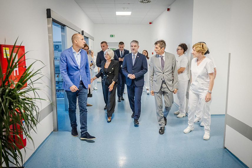 БЕОГРАД, 7. ЈУНА /СРНА/ - Министар здравља и социјалне заштите Републике Српске Ален Шеранић у Београду посјетио Клинички центар Србије и разговарао са ресорним министром Златибором Лончаром.