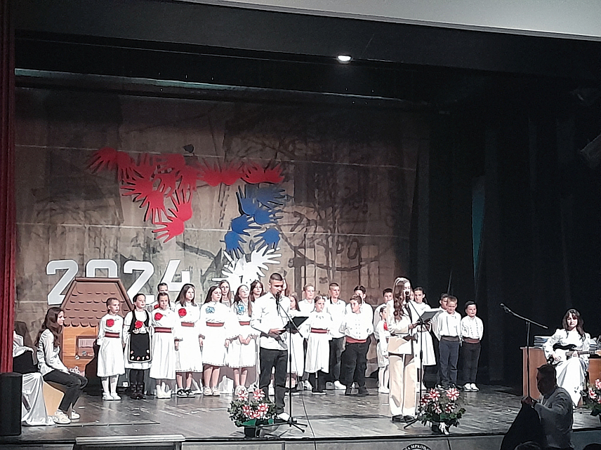 МРКОЊИЋ ГРАД, 7. ЈУНА /СРНА/ - Основна школа "Петар Кочић"из Мркоњић Града организовала је вечерас приредбу под називом "Дан ученичких постигнућа" на којој су додијељене награде и дипломе ученицима ове школе, а за ученика генерације проглашена је Мила Даниловић.