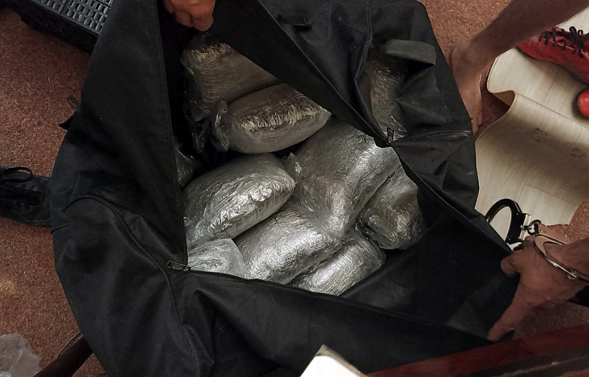 БЕОГРАД, 7. ЈУНА /СРНА/ - Полиција је у насељу Бусије, код Београда, ухапсила два лица и заплијенила 50 килограма марихуане.