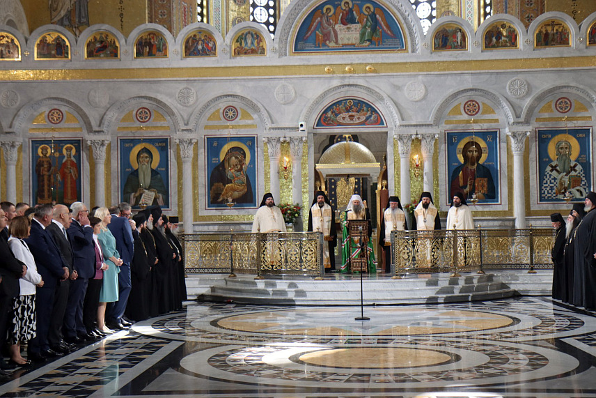 БЕОГРАД, 8. ЈУНА /СРНА/ - Нема бољег мјеста за сабирање и саборовање и за почетак сваког доброг и благословеног дјела осим дома Божијег, рекао је Његова светост патријарх српски Порфирије који је у Храму Светог Саве на Врачару служио молебан за Републику Српску и Србију чиме је почео Први свесрпски сабор./Фото - Борислав Здриња/