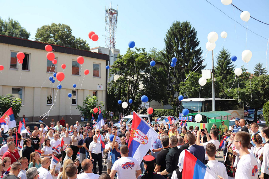 ДОБОЈ, 8. ЈУНА /СРНА/- Jутрос je за Београд на Свесрпски сабор кренуло 600 Добојлија, како би подржали политику предсједника Републике Српске Милорада Додика и предсједника Републике Србије, Александра Вучића у изазовним временима за српски народ.