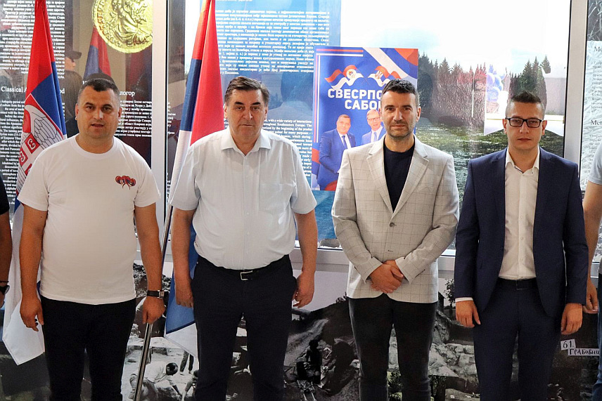 ДОБОЈ, 8. ЈУНА /СРНА/ - Замјеник министра одбране у Савјету министара Александар Гогановић са послаником у Представничком дому Парламентране скупштине БиХ Обреном Петровићем и народним послаником Данијелом Јошићем.