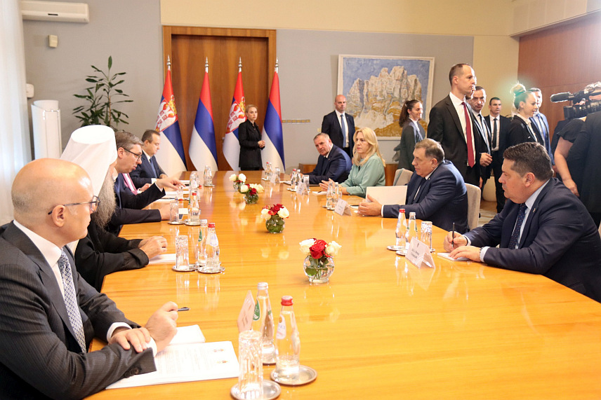БЕОГРАД, 8. ЈУНА /СРНА/ - Сусрет предсједника Србије Александра Вучића и Републике Српске Милорада Додика. Састанку присуствују српски члан Предсједништва БиХ Жељка Цвијановић, предсједници парламената Србије и Републике Српске Ана Брнабић и Ненад Стевандић, премијери Радован Вишковић и Милош Вучевић, као и Његова светост патријарх српски Порфирије./Фото - Борислав Здриња/