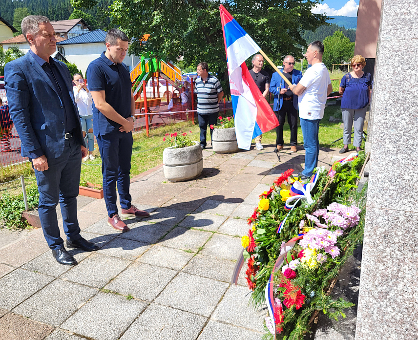 ПАЛЕ, 8. ЈУНА /СРНА/ - На Палама су данас обиљежене 32 године од страдања 14 бораца чете "Петар Пандуревић" који су убијени у нападу муслиманских снага на српске положаје на Требевић.