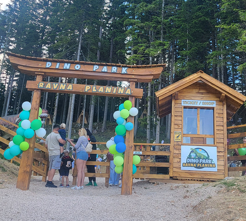 ПАЛЕ, 8. ЈУНА /СРНА/ - У Ски-центру "Равна планина" данас је отворен "Дино парк" са репликама диносауруса у природној величини висине од осам до 20 метара, које су опремљене посебним механизмима који омогућавају отварање, затварања уста и помијерање врата, синхронизовано са звуковима који додатно оживљавају атмосферу.