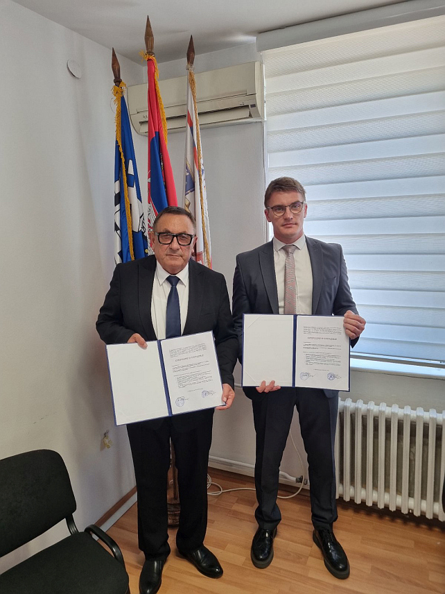 СОКОЛАЦ, 8. ЈУНА /СРНА/ - Начелник општине Соколац Милован Бјелица и предсједник београдске општине Обреновац Милош Станојевић данас су у Обреновцу потписали Споразум о свеобухватној сарадњи двије општине.