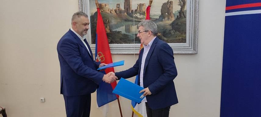 БАЧ, 8. ЈУНА /СРНА/ - Предсједник Скупштине општине Нови Град Зоран Кукавица и предсједник Општине Бач Стева Панић потписали су данас уговор на основу којег ће општина Бач финансијски подржати школовање Милана Родића, ученика седмог разред у Основној школи "Бранко Ћопић" Доњи Агићи, побједника републичког такмичења из српског језика.