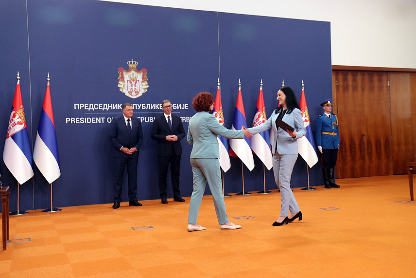 БЕОГРАД, 8. ЈУНА /СРНА/ - Министри влада Србије и Републике Српске данас су у Палати Србије у Београду размијенили низ потписаних меморандума и споразума који ће знатно унаприједити односе у разним областима. Размјени докумената присуствовали су највиши званичници Србије и Републике Српске. /Фото - Борислав Здриња/