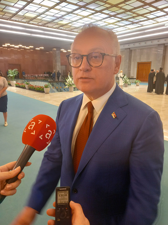 БЕОГРАД, 8. ЈУНА /СРНА/ - Министар инфраструктуре и енергетике Србије Горан Весић у обраћању новинарима на Свесрпском сабору у Београду.