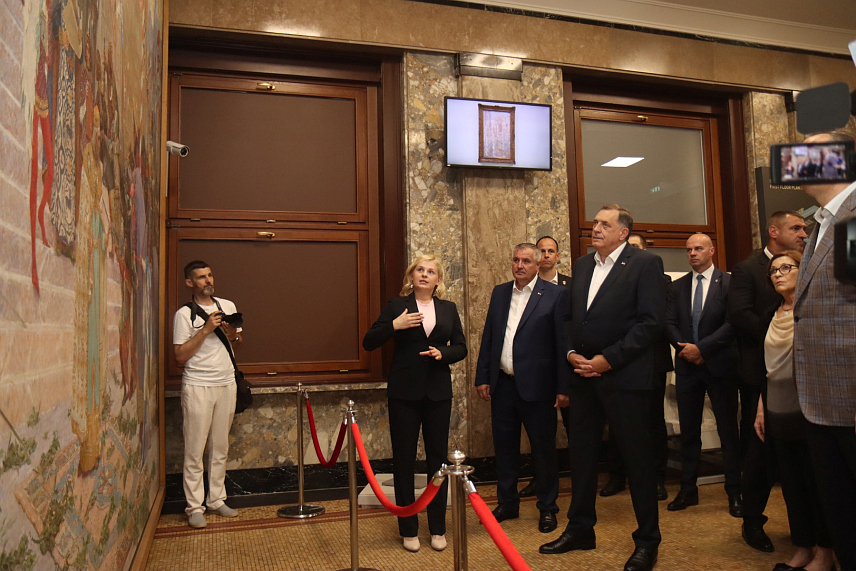 БЕОГРАД, 8. ЈУНА /СРНА/ - Предсједници Републике Српске и Србије Милорад Додик и Александар Вучић данас су на крају Свесрпског сабора посјетили Народни музеја у Београду, те је том приликом истакнуто да Србија сада ради на томе заручни прстен кнегиње Милице купи и врати у Србију. /фото - Борислав Здриња/