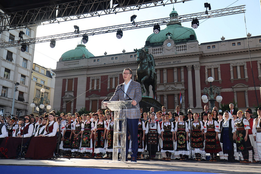 БЕОГРАД, 8. ЈУНА /СРНА/ - Предсједник Србије Александар Вучић поручио је на централном обиљежавању манифестације "Један народ, један сабор - Србија и Српска" да ће Срби сачувати мир, Републику Српску и Србију. /Фото - Борислав Здриња/