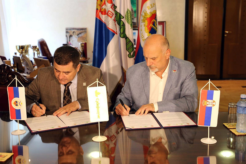 БЕОГРАД, 8. ЈУНА /СРНА/ - Вршиоци дужности директора предузећа за газдовање шумама "Србијашуме" Игор Брауновић и предузећа "Шуме Републике Српске" Блашко Каурин потписали су у оквиру Свесрпског сабора Меморадум о разумијевању и сарадњи.