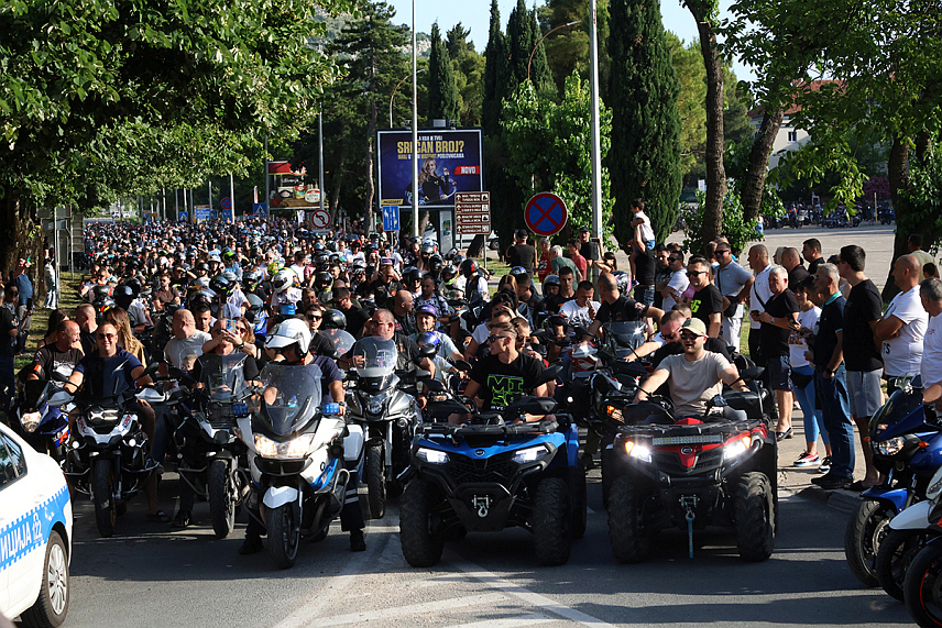 TРЕБИЊЕ, 8. ЈУНА /СРНА/ - Улицама Tребиња данас је продефиловало око 2.000 бајкера из региона и Европе, учесника 24. Мото-скупа.