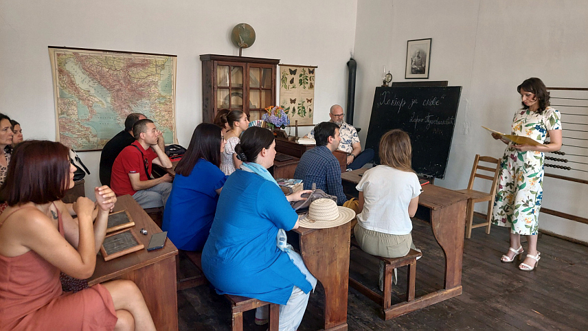 ВИШЕГРАД, 8. ЈУНА /СРНА/ - У Вишеграду је данас одржана промоција збирке прича "Хангар за снове", књижевника Дарка Тушевљаковића, добитника "Андрићеве награде" за 2022. годину.