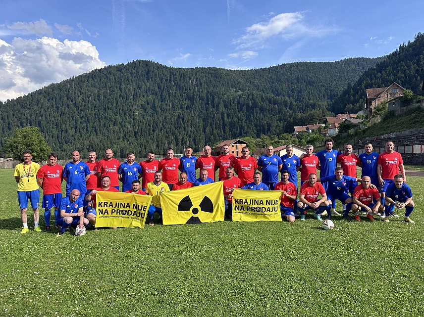 ЧАЈНИЧЕ, 8. ЈУНА /СРНА/ - Ветерани фудбалских клубова "Стакорина" из Чајнича и "Пламен" из Доњег Водичева код Новог Града вечерас су са пријатељске утакмице послали поруку да је радиоактивни отпад на Трговској гори недопустив наум Хрватске.