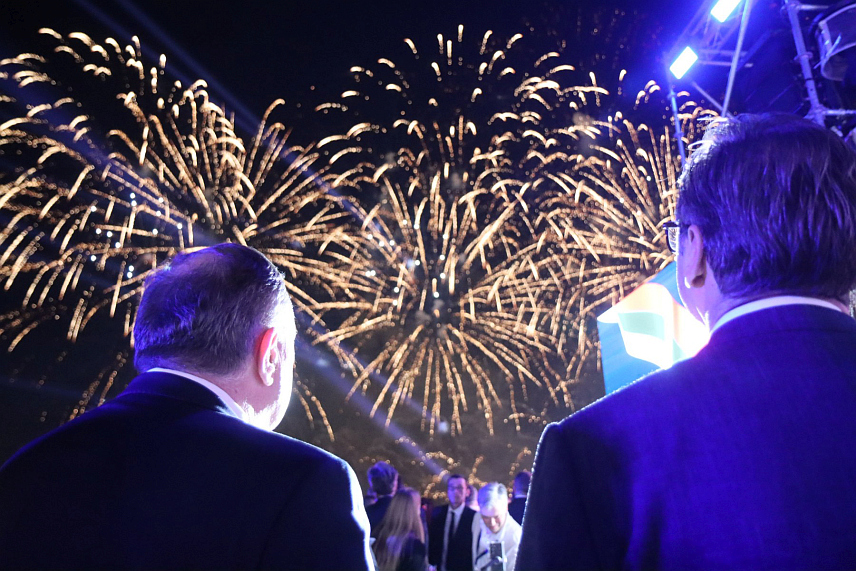 БЕОГРАД, 8. ЈУНА /СРНА/ - Ватрометом из Парка Републике Српске на Новом Београду вечерас је завршен Свесрпски сабор "Један народ, један сабор - Србија и Српска". Ватромет су посматрали и предсједници Републике Српске и Србије Милорад Додик и Александар Вучић, те највиши званичници Српске и Србије. /Фото - Борислав Здриња/