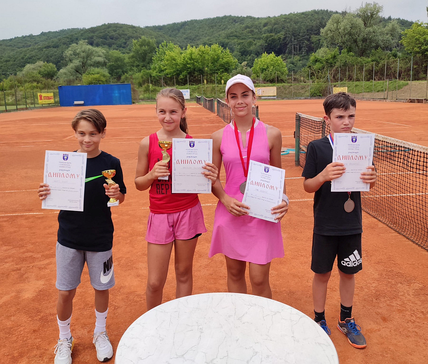 НОВИ ГРАД, 9. ЈУНА /СРНА/ - Матеј Вукић из Тениског клуба "Младост" Бањалука у мушкој и Наталија Сулавер из Тениског клуба "Требиње" у женској конкуренцији били су најбољи на отвореном тениском првенству завршеном данас у Новом Граду.